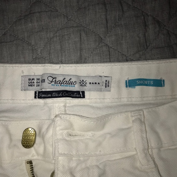 🌻White short shorts with design on each side🌻 - Picture 3 of 5